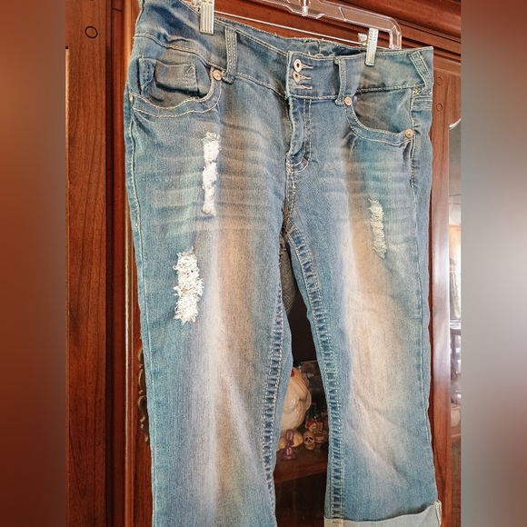 Rue 21 Women's Distressed Cropped Jeans Size 13/14 - Picture 2 of 7